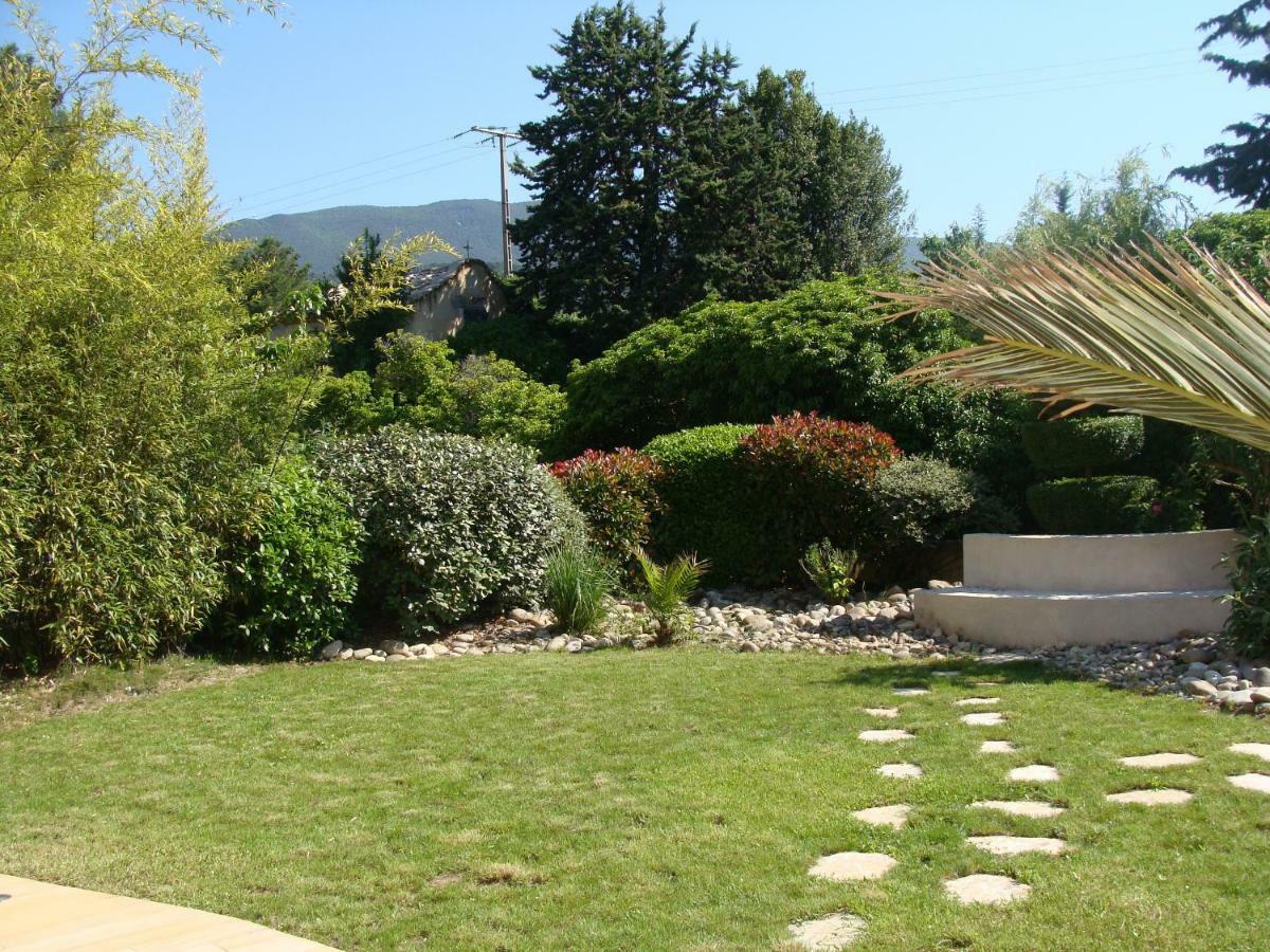Charmante Maison De Village Cucuron Exterior photo