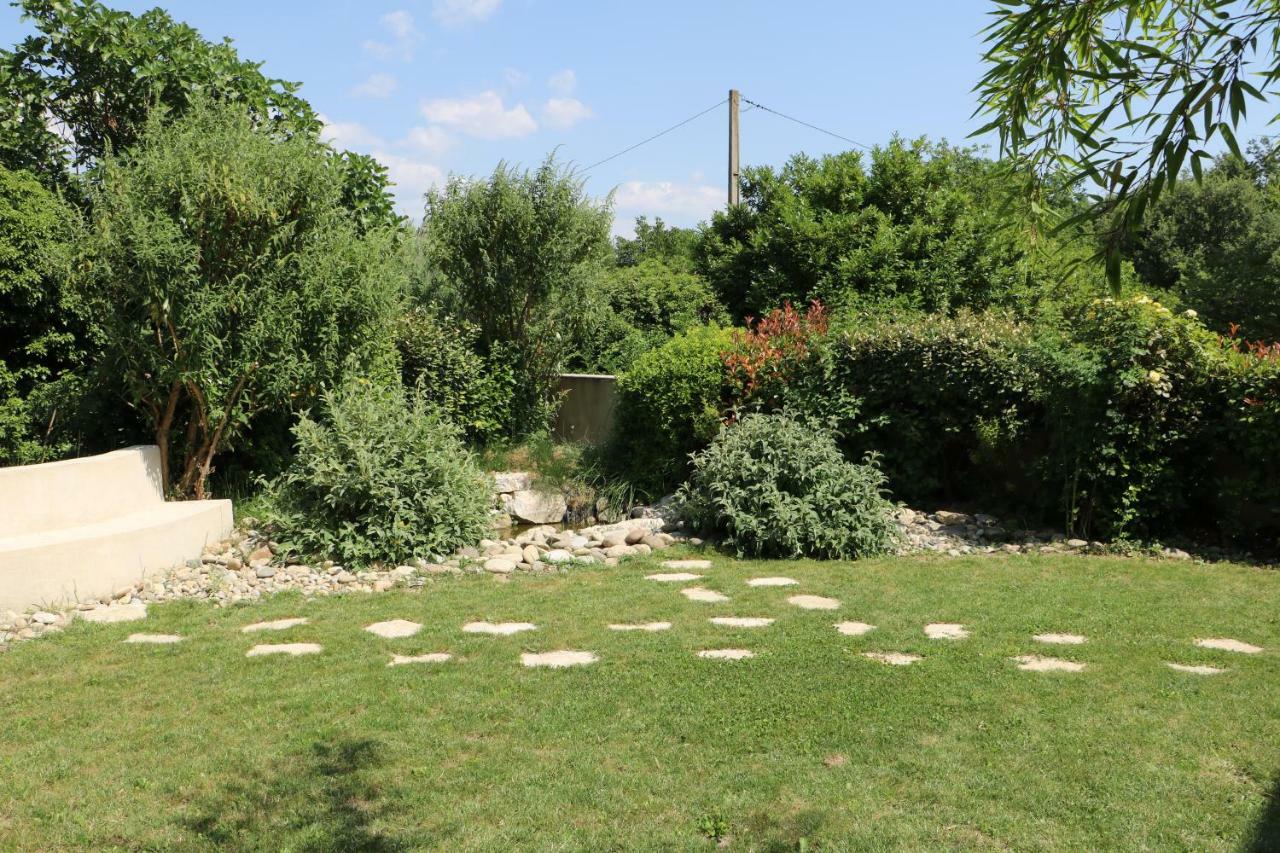 Charmante Maison De Village Cucuron Exterior photo